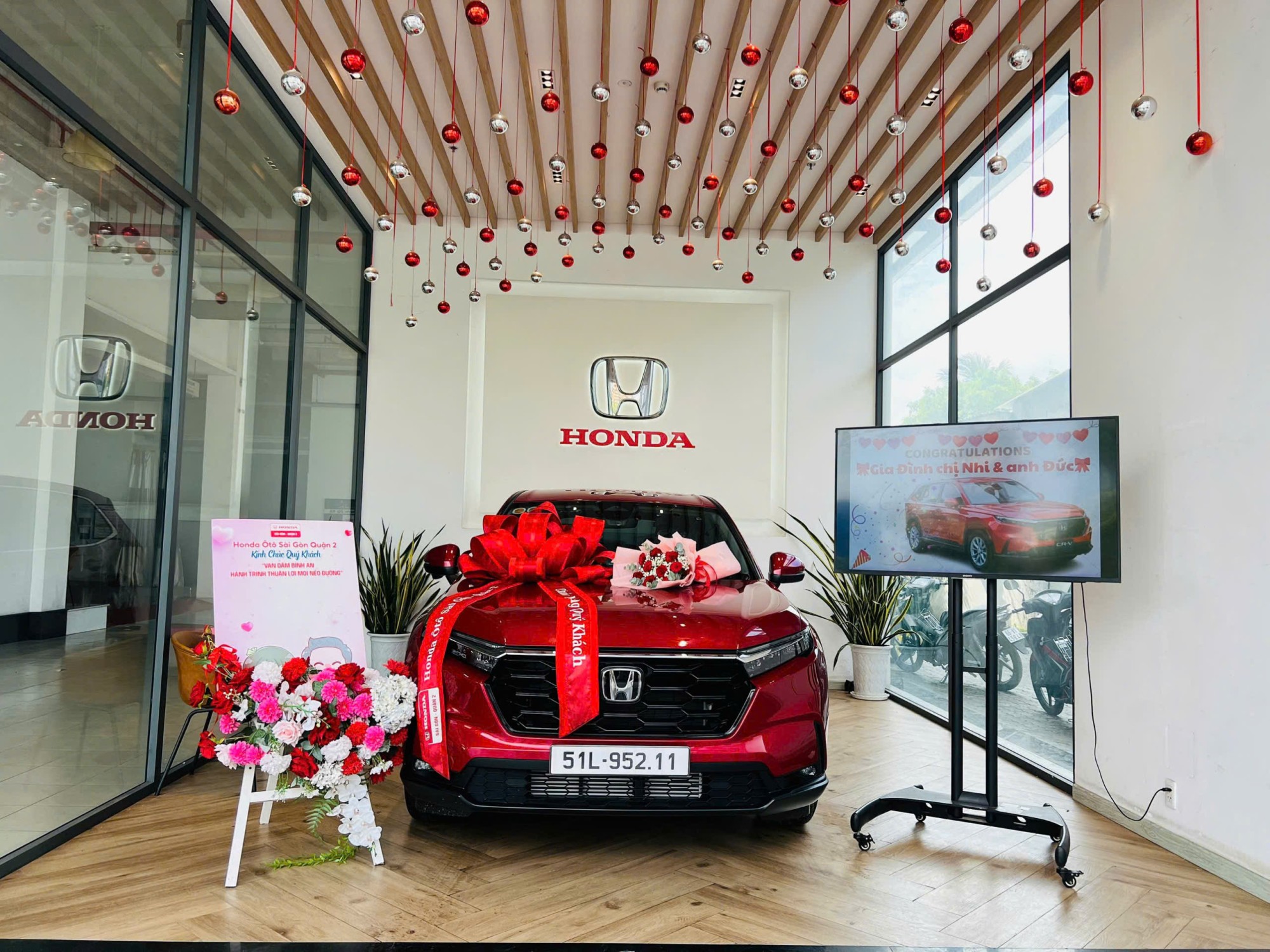 Gia Đình Chị Nhi – Anh Đức Mua Xe Honda CR-V L 2025 Màu Đỏ: Câu Chuyện Từ Một Người Bạn Giới Thiệu